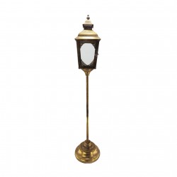 Lanterna oro su piedistallo