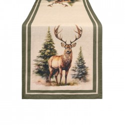 Runner con cervo nel bosco